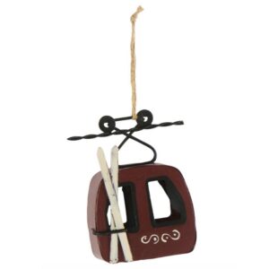 TELECABINE EN METAL ROUGE/NOIR, PAIRE DE SKIS BLANCS A SUSPENDRE 7X9,5