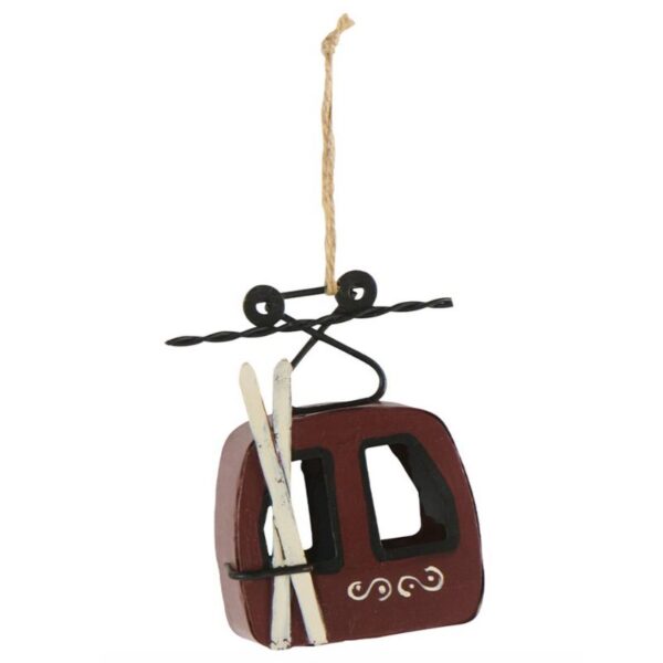TELECABINE EN METAL ROUGE/NOIR, PAIRE DE SKIS BLANCS A SUSPENDRE 7X9,5